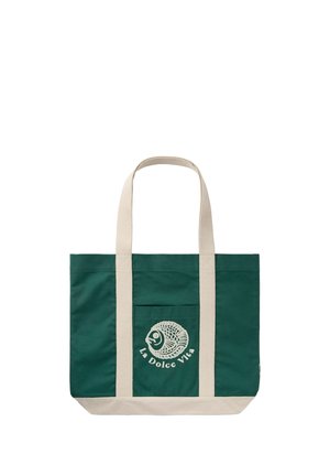 Sac fourre-tout vert foncé avec des anses et un fond beige, avec un logo de poisson et le texte « La Dolce Vita » sur la poche avant.
