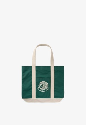 Sac fourre-tout vert foncé avec des anses et un fond beige, avec un logo de poisson et le texte « La Dolce Vita » sur la poche avant.