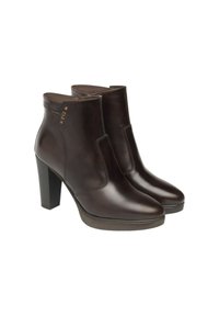 Stivaletti in pelle marrone scuro con tacco alto chunky, zip laterali e un sottile dettaglio logo metallico vicino alla parte superiore.