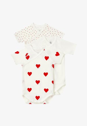 Τρία κοντομάνικα φορμάκια μωρού από λευκό βαμβάκι: δύο με κόκκινα σχέδια καρδιά και ένα με μικρές κόκκινες βούλες. Σχέδιο περιτύλιξης με κουμπώματα.