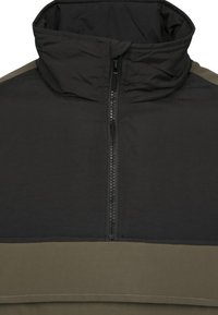 Halvdraget pullover i svart och oliv. Strukturerad krage, slät textur och kontrasterande horisontella paneler. Framdrog detaljer.