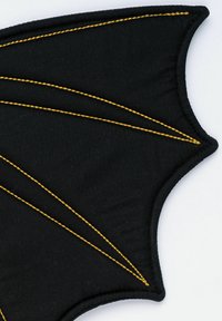 Țesătură neagră în formă de aripă de liliac, cu accente de cusături galbene, având o suprafață texturată și margini ascuțite.