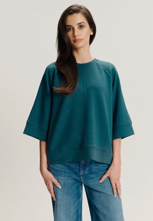- Bluza