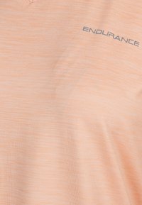Endurance MAJE - T-shirt till träning - dusty peach