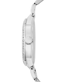 Srebrny zegarek z prostokątną kopertą, ozdobiony rzędem małych, przezroczystych kryształków wzdłuż lunety, z teksturowaną koroną i metalową bransoletą.