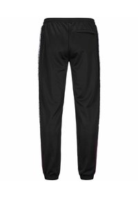 Pantalones deportivos negros con cintura elástica ajustable, bolsillos laterales y franjas contrastantes a lo largo de los costados. Tejido suave y ligero.