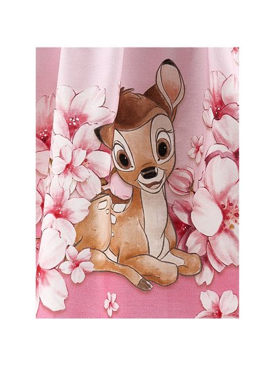 Tela rosa con una ilustración de un ciervo de dibujos animados rodeado de flores blancas y rosas, con texturas suaves y un diseño caprichoso.