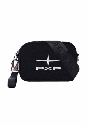 Zwarte rechthoekige crossbodytas met wit kompaslogo en PXP-tekst, voorzien van een verstelbare band met metalen clip.