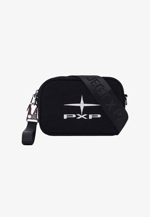 Bolso bandolera rectangular negro con logo de brújula blanco y texto PXP, con correa ajustable con clip metálico.