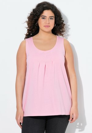 Top rosa senza maniche realizzato in un tessuto morbido e leggero. Presenta un collo rotondo e pieghe sul davanti per una maggiore texture.
