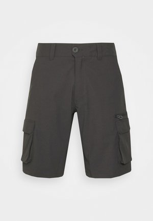 Pantalones cargo cortos de color gris oscuro, hechos de tela ligera, con dos bolsillos laterales y un bolsillo con cremallera en la pierna derecha. Cierre con botón en la cintura.