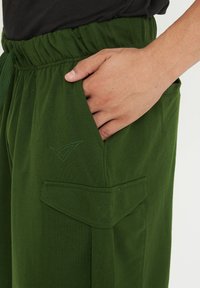 LEGEA Jogginghose - verde militare