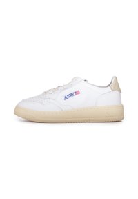 Sneakers in pelle bianca con suola in gomma beige. Presentano punta perforata, patch con logo sul lato e texture liscia. I lacci garantiscono una calzata sicura.
