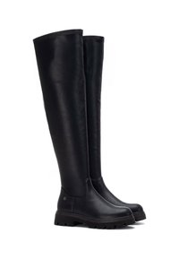 Botas negras hasta la rodilla, fabricadas en cuero suave, con una suela de goma resistente que presenta un diseño texturizado y sin herrajes ni adornos visibles.