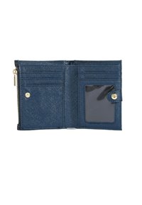 Portafoglio blu navy realizzato in materiale testurizzato, con molteplici scomparti per carte, una finestra trasparente per l'ID e un compartimento con cerniera. Accenti dorati visibili.