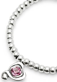 Bracelet en perles argentées avec un charme poli contenant une pierre précieuse rose fumée encadrée d'argent. Texture lisse avec une finition brillante.