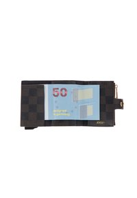 Zwarte leren portemonnee met een klaproospatroon, met een biljet van €50 aan de binnenkant. Inclusief gouden branding en een ritsdetail.