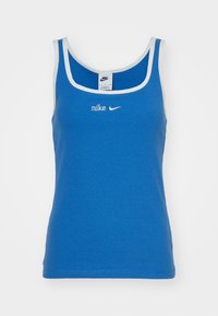 Blå ribbad linne med vit kant, med en central vit Nike-logga på bröstet. Standard passform, ärmlös design.