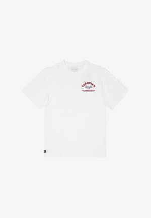 T-shirt en coton blanc à manches courtes, avec un graphisme en texte rouge "VON DUTCH" et "CALIFORNIA GARAGE" sur la poitrine, et une petite étiquette de logo sur l'ourlet.