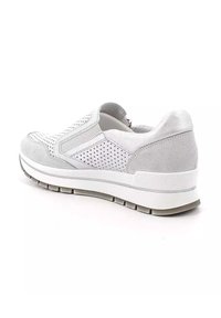 Sneaker slip-on in suede grigio con dettagli perforati, suola in gomma bianca e accenti lisci. Presenta una punta rotonda e un design a profilo basso.