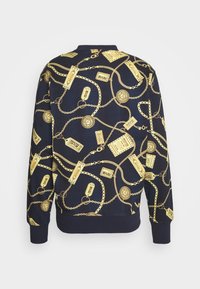 Sweat-shirt bleu marine avec motifs de chaînes dorées et étiquettes, présentant des maillons complexes, des médaillons et des étiquettes rectangulaires sur tout le tissu.