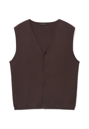Gilet tricoté sans manches marron foncé avec col en V et quatre boutons noirs sur le devant, présenté sur un fond blanc uni.