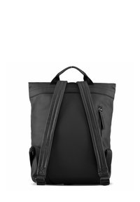 Zaino impermeabile nero, forma rettangolare, spallacci imbottiti, maniglia superiore, tasca frontale con zip, design minimalista con accenti cuciti.