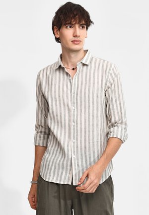 Camicia a maniche lunghe leggera a righe nei toni beige e grigi, con colletto, maniche arrotolate fino ai gomiti e bottoni bianchi.