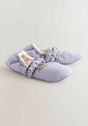 Pantofole imbottite di un delicato viola chiaro, con una morbida fodera in pelliccia sintetica e cinturini arricciati. Punta rotonda e suola testurizzata per una buona presa.