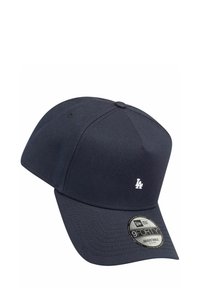 Marineblaue Kappe mit strukturiertem Design, verstellbarem Riemen, gesticktem LA-Logo in Weiß und gebogenem Schirm. Verfügt über ein schwarzes Etikett an der Seite.