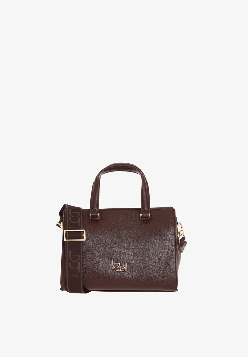 Bolso de cuero marrón con una forma estructurada, doble asa, herrajes dorados y una correa de hombro removible con un patrón de logo.