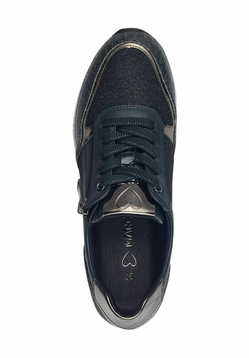 Marinefarbene Sneaker mit glitzerndem Stoff, strukturierten Akzenten und einem metallischen Herz-Logo. Verfügt über eine Schnürverschluss und eine gepolsterte Innensohle.