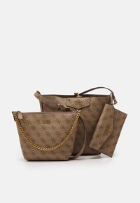 Tre borse a tracolla marroni con motivo, realizzate in materiale testurizzato, con dettagli in catena tono oro e logo, di diverse dimensioni e forme.