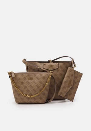 Trzy brązowe torebki z wzorami, wykonane z teksturowanego materiału, z złotymi łańcuchami i detalami z logo, w różnych rozmiarach i kształtach.