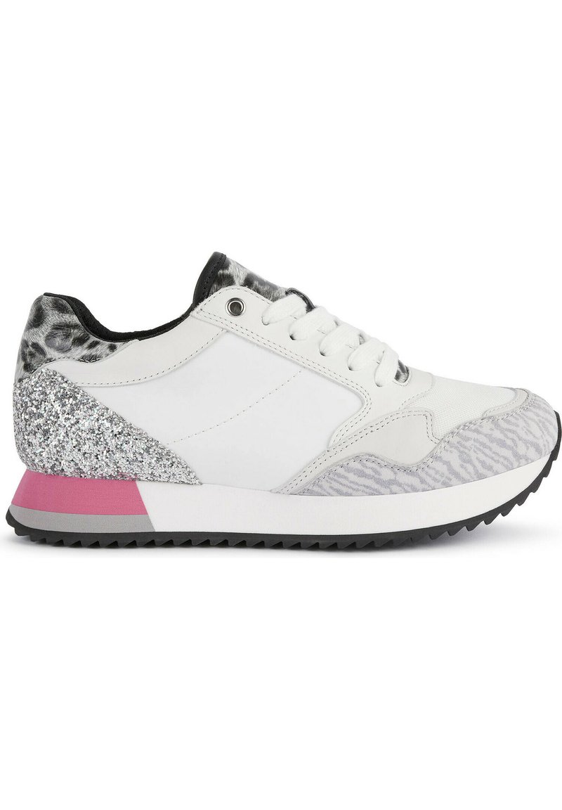 Sneaker bianco con un tallone grigio e nero a trama testurizzata, dettagli in glitter argento, suola rosa e un design classico con lacci.