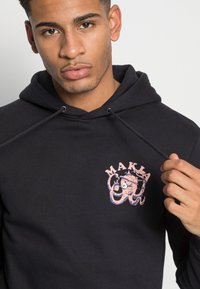 Makia MAKIA X MAURI KUNNAS MOLLUSK HOODED - Sweatshirt com capuz - black