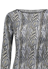 Maglia a maniche lunghe realizzata in morbido tessuto, caratterizzata da un motivo astratto a onde beige, blu navy e bianco con scollatura ampia.