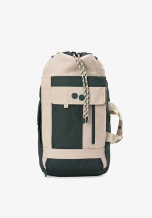 Sac à dos beige et vert foncé avec poche avant à rabat, fermeture éclair verticale, cordon de serrage et poignée latérale.