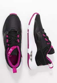 Sneaker sportivi neri e viola con suole bianche, tessuto in rete, funzione di cuscino d'aria e lacci, mostrati da viste superiori e laterali su uno sfondo bianco.