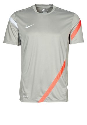 T-shirt de sport à manches courtes Nike Dri-FIT gris clair avec des rayures diagonales blanches et orange sur les manches et le côté.