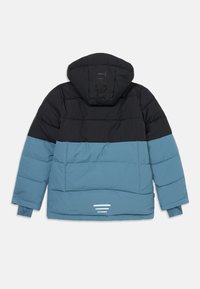 Gepolsterte Jacke mit schwarzem oberen Teil und türkisfarbenem unteren Teil. Verfügt über eine Kapuze, gestickte Einsätze und einen weißen horizontalen Akzent am Saum.