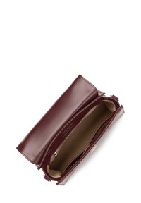 Borsa in pelle bordeaux con finitura liscia, patta superiore e interno in tessuto chiaro. Presenta una chiusura con zip e un marchio all'interno.