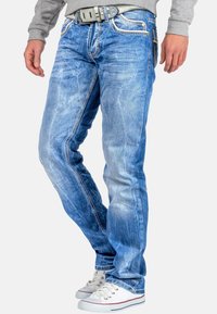 Lichtblauwe spijkerbroek van denim met een vervaagde afwerking en zichtbare wassing. Heeft contrasterende stiksels en een standaard vijf-pocket ontwerp.