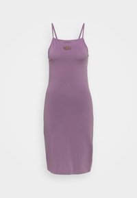 Lila ärmlös klänning i mjuk bomull, med tunna axelremmar och en åtsittande silhuett. Liten logotypdetalj vid bröstet.