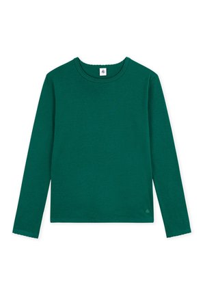 Maglietta verde a maniche lunghe con scollo rotondo e piccolo logo vicino al bordo su sfondo bianco semplice.