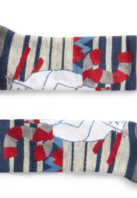Calcetas de colores con un patrón de rayas en azul, gris, rojo y blanco; presentan formas geométricas y un diseño de animal en el centro.