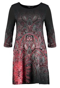Czarna sukienka z wirującym wzorem paisley w odcieniach czerwieni i szarości. Posiada rękawy trzy czwarte długości oraz okrągły dekolt.