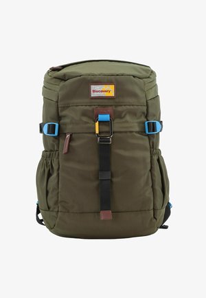 Grüner Stoff-Rucksack mit einem oberen Reißverschluss, vorderer Schnallenverschluss und blauen Akzenten. Verfügt über ein Logo-Patch und Seitentaschen. Strukturierte Oberfläche.