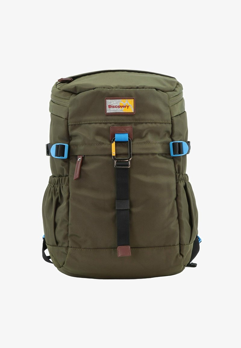 Mochila de tela verde con cierre superior con cremallera, cierre de hebilla frontal y acentos azules. Cuenta con un parche con logo y bolsillos laterales. Superficie texturizada.