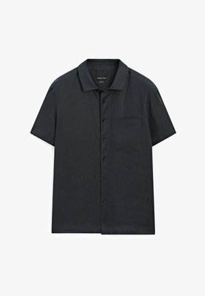 Koszulka z krótkim rękawem, zapinana na guziki, w ciemnoszarym kolorze, z prostym kołnierzykiem, jedną kieszenią na piersi i gładką fakturą.